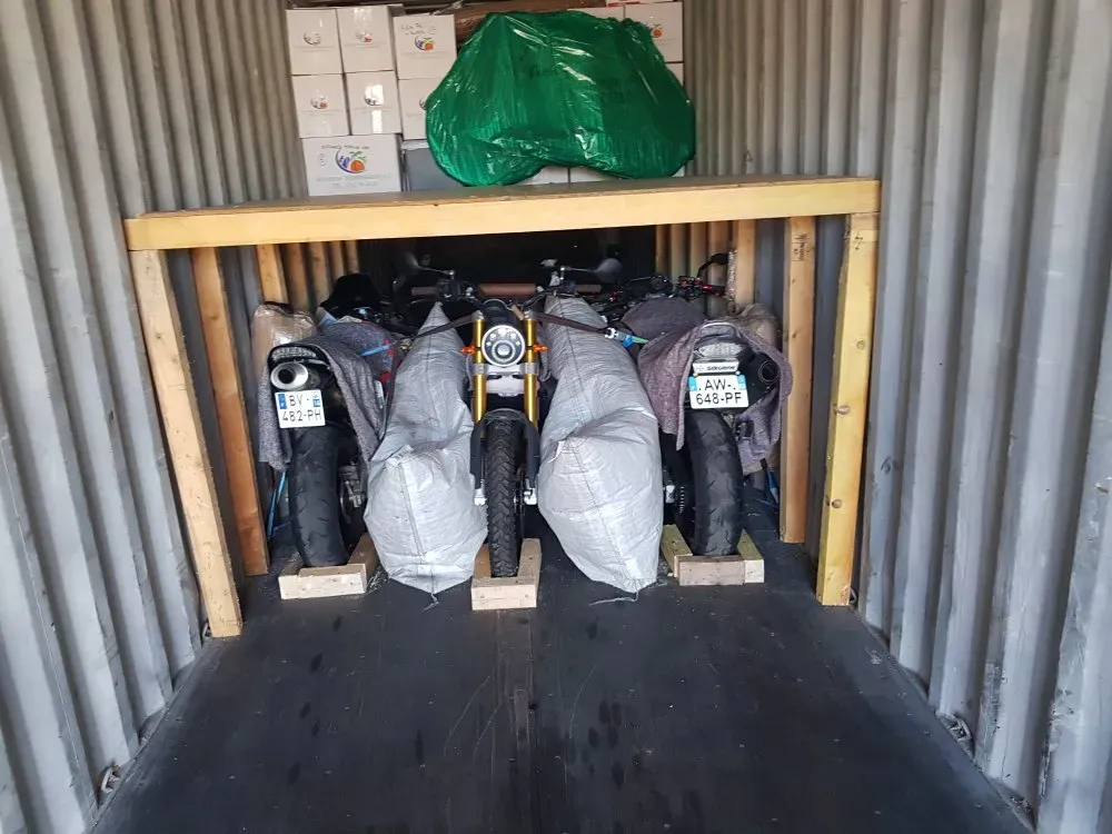 Transport motos conteneur