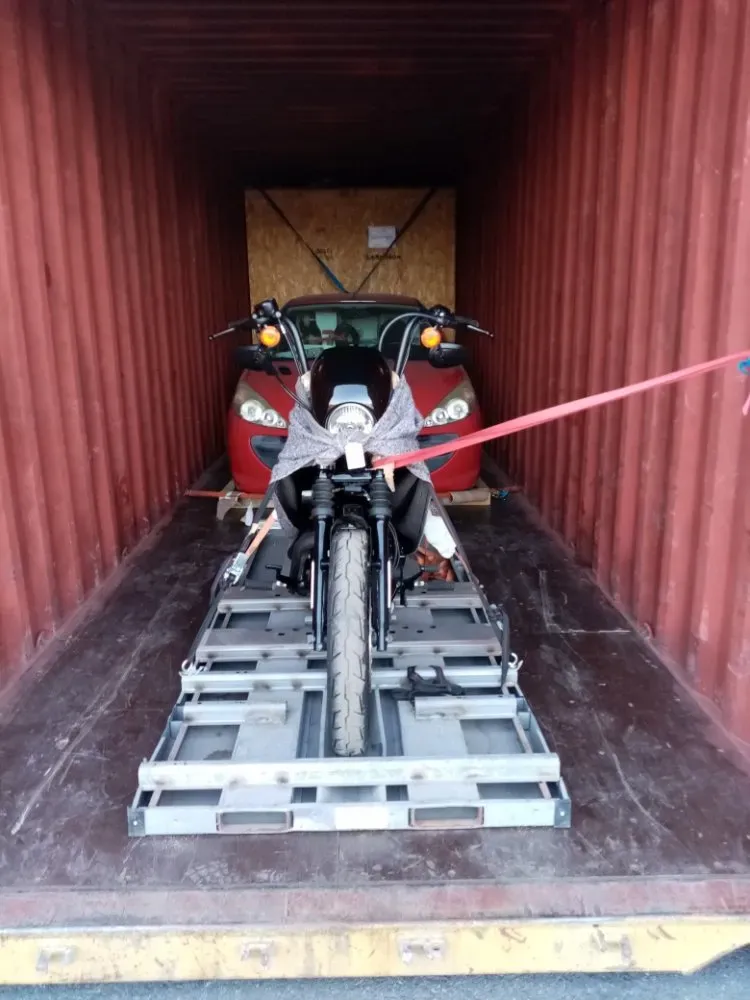 voiture et moto sur berceaux